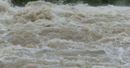 Śląskie. Rzeki wciąż wezbrane, zbiornik Racibórz Dolny rozpoczął piętrzenie wody