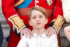 Książę George rozczula na urodzinowym zdjęciu. Wygląda jak zwyczajny chłopiec