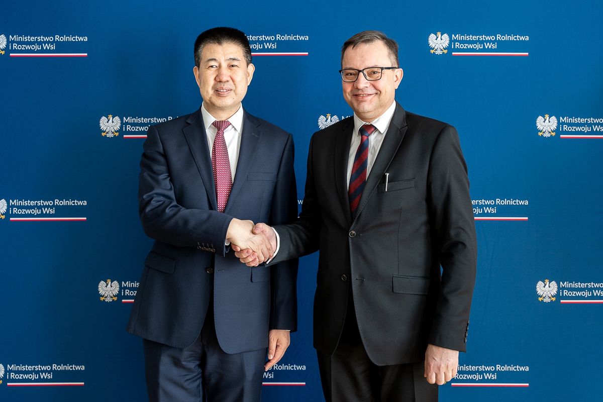 Od lewej ambasador ChRL w Polsce Sun Linjiang i Dyrektor Generalny MRiRW Bogusław Wijatyk