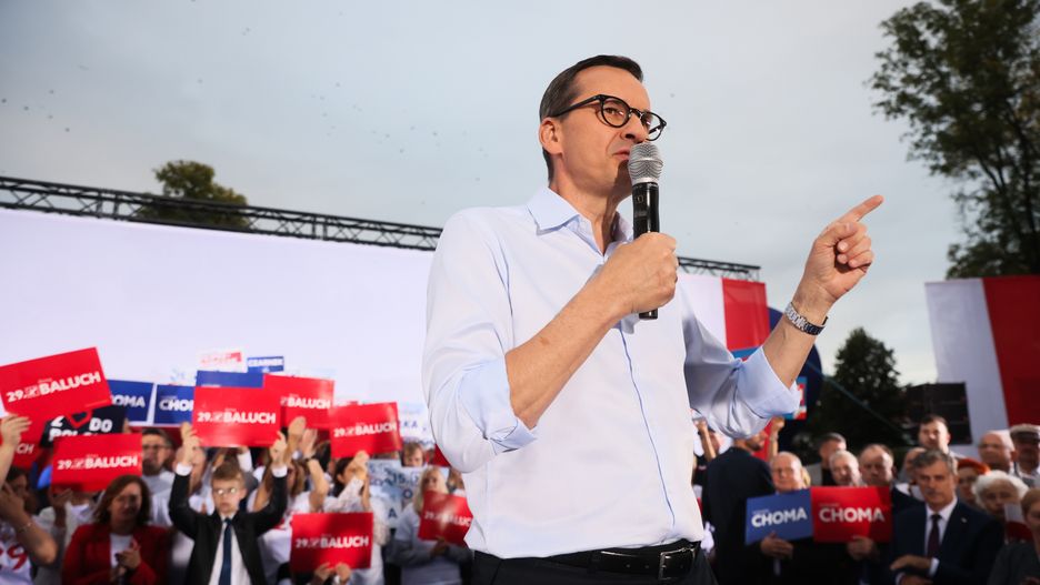 Kraśnik, 25.09.2023. Kampania wyborcza do parlamentu 2023. Premier Mateusz Morawiecki (C) podczas spotkania z mieszkańcami "Porozmawiajmy o naszej wspólnej przyszłości", 25 bm. W Kraśniku. (ad) PAP/Leszek Szymański