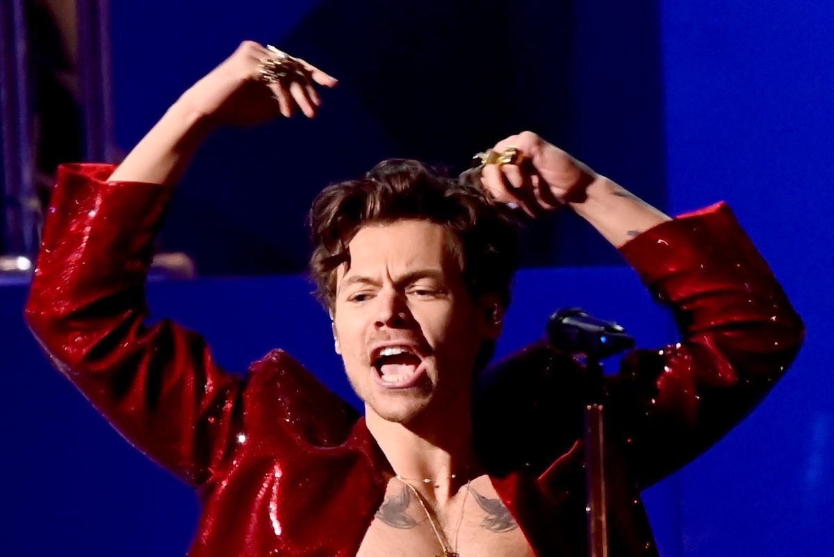 Harry Styles "dostał" na koncercie nieokreślonym przedmiotem