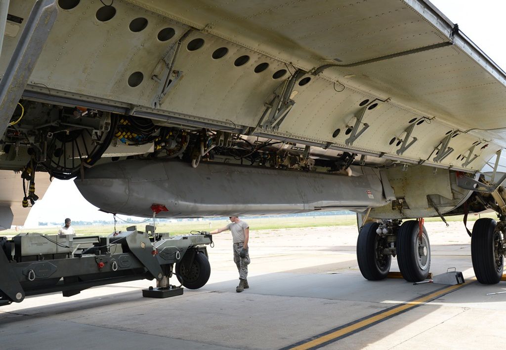 Nieuzbrojony pocisk AGM-86B w komorze bombowej B-52