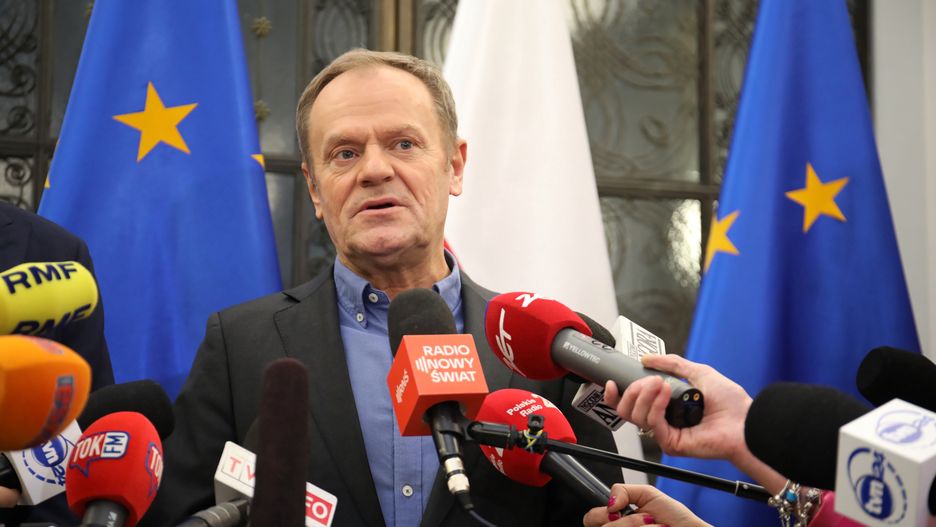 Warszawa, 01.12.2023. Przewodniczący PO Donald Tusk podczas wspólnej konferencji prasowej z marszałkiem Sejmu Szymonem Hołownią, po spotkaniu polityków w Sejmie w Warszawie, 1 bm. (mr) PAP/Albert Zawada