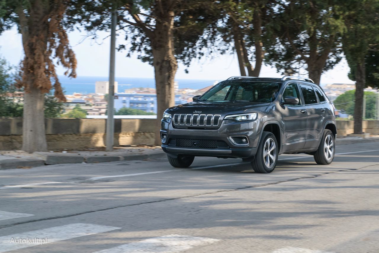 Jeep Cherokee po liftingu: nowa twarz i zmiany pod maską