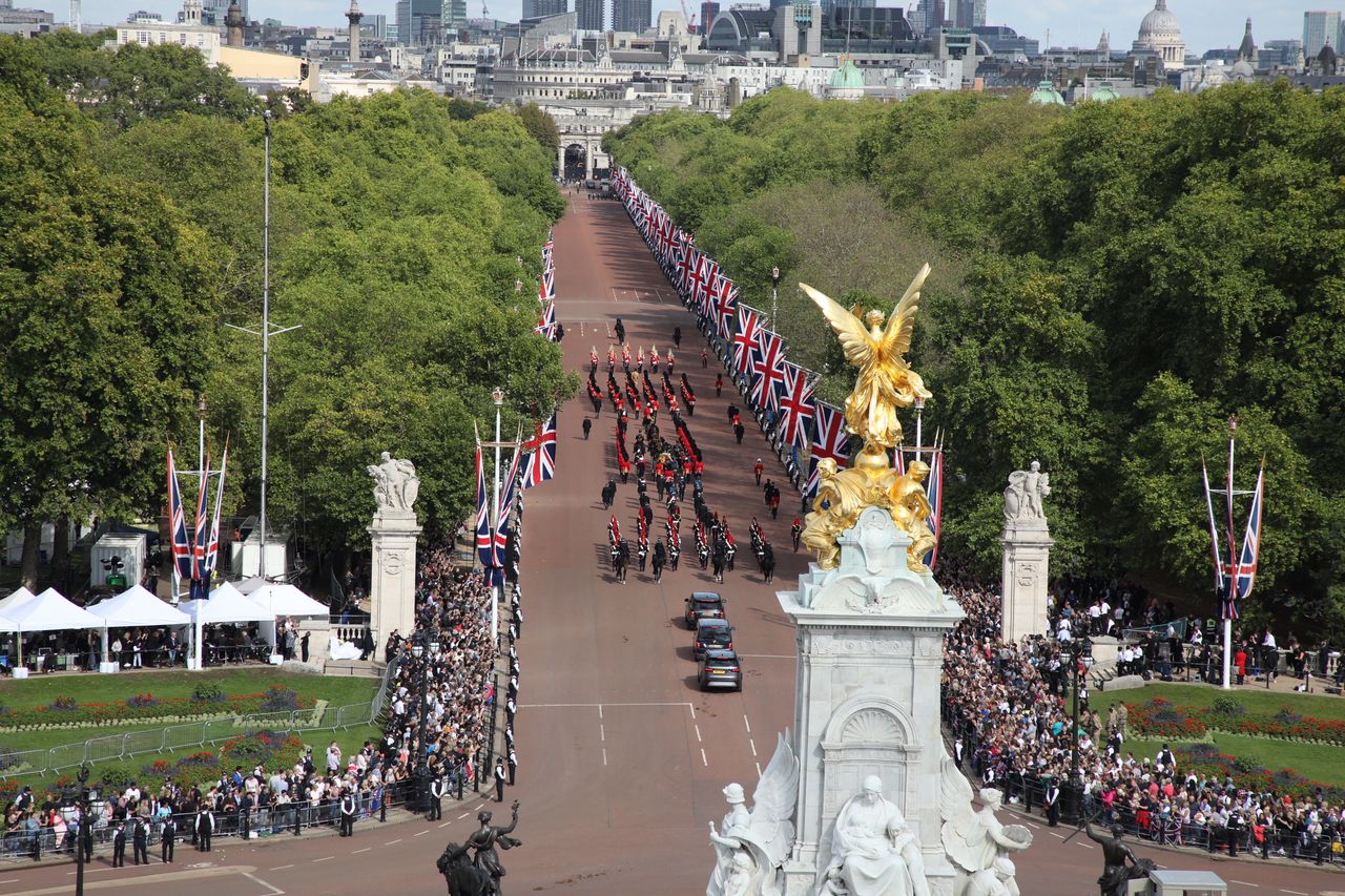 Wzdłuż całej drogi zgromadziły się ogromne tłumy ludzi, chcące pożegnać królową.