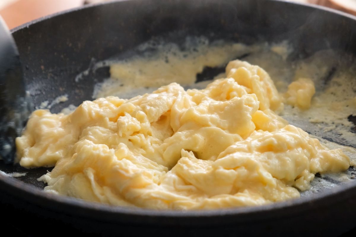 Kremowa jajecznica z masłem