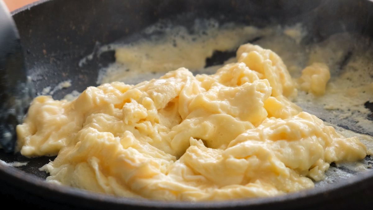 Kremowa jajecznica z masłem