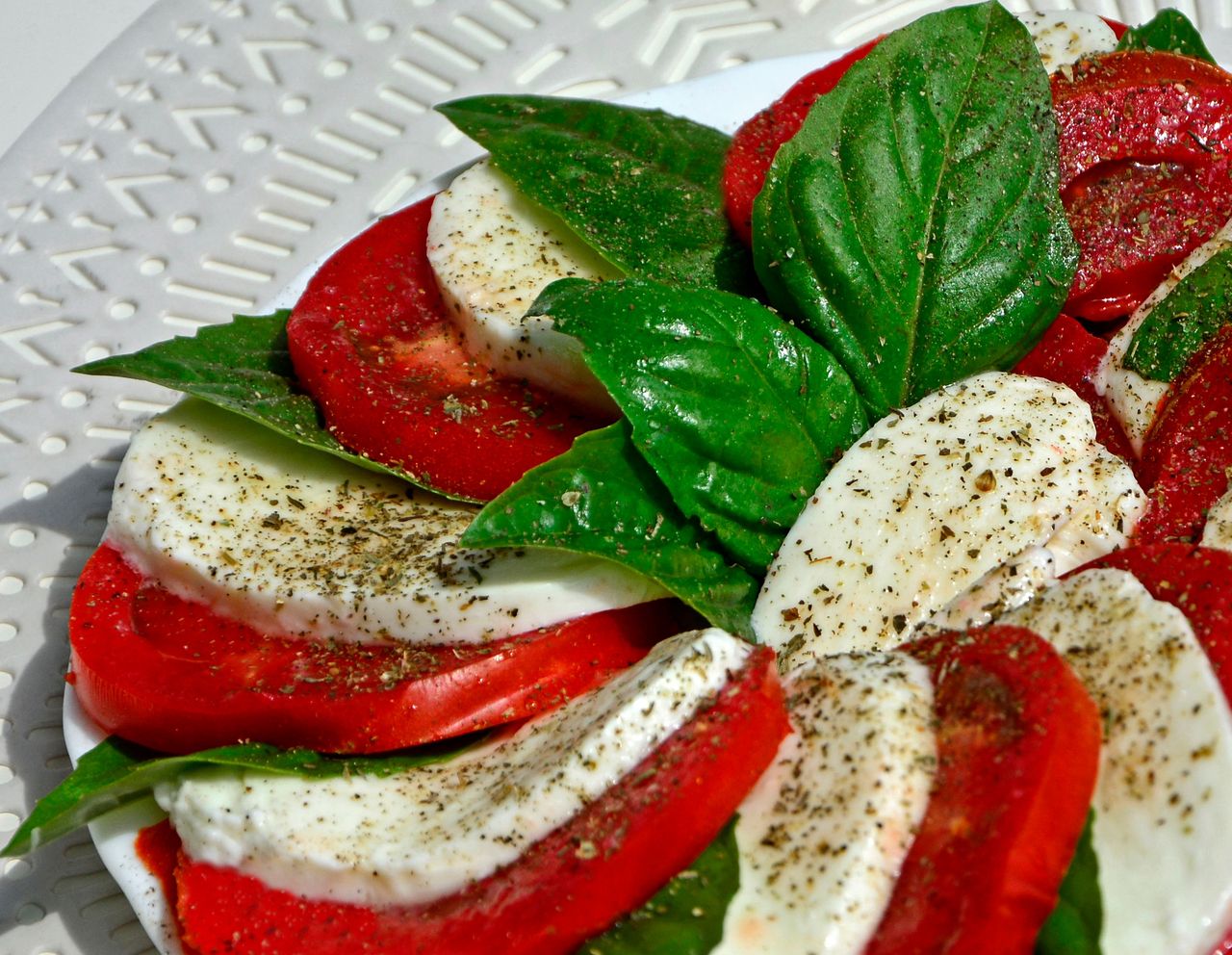 Such a salad is perfect for a summer dinner.