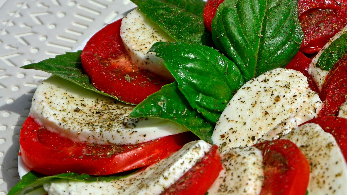 Taka sałatka jest idealna na letnią kolację. 