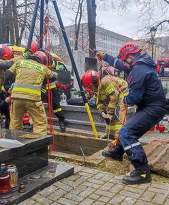 Dramatyczna akcja służb ratunkowych na cmentarzu. Z grobu wyciągano mężczyznę