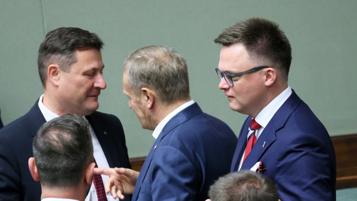 Na zdjęciu Krzysztof Paszyk, którego resort szykuje program "Kredyt na start", premier Donald Tusk i Szymon Hołownia, którego ugrupowanie jest mocno przeciwne projektowi