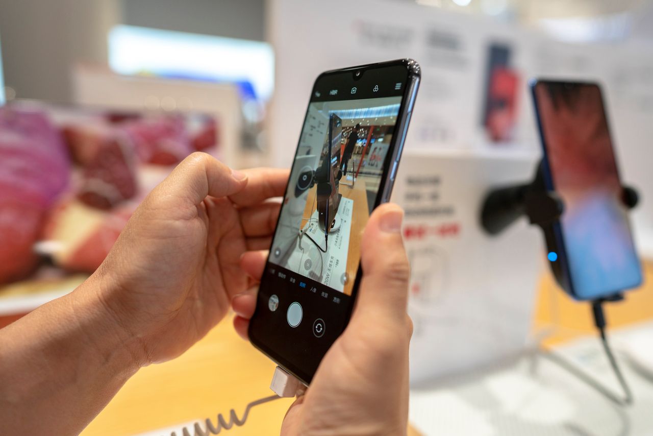 Xiaomi i OPPO pokazują smartfony z aparatem pod ekranem to będzie