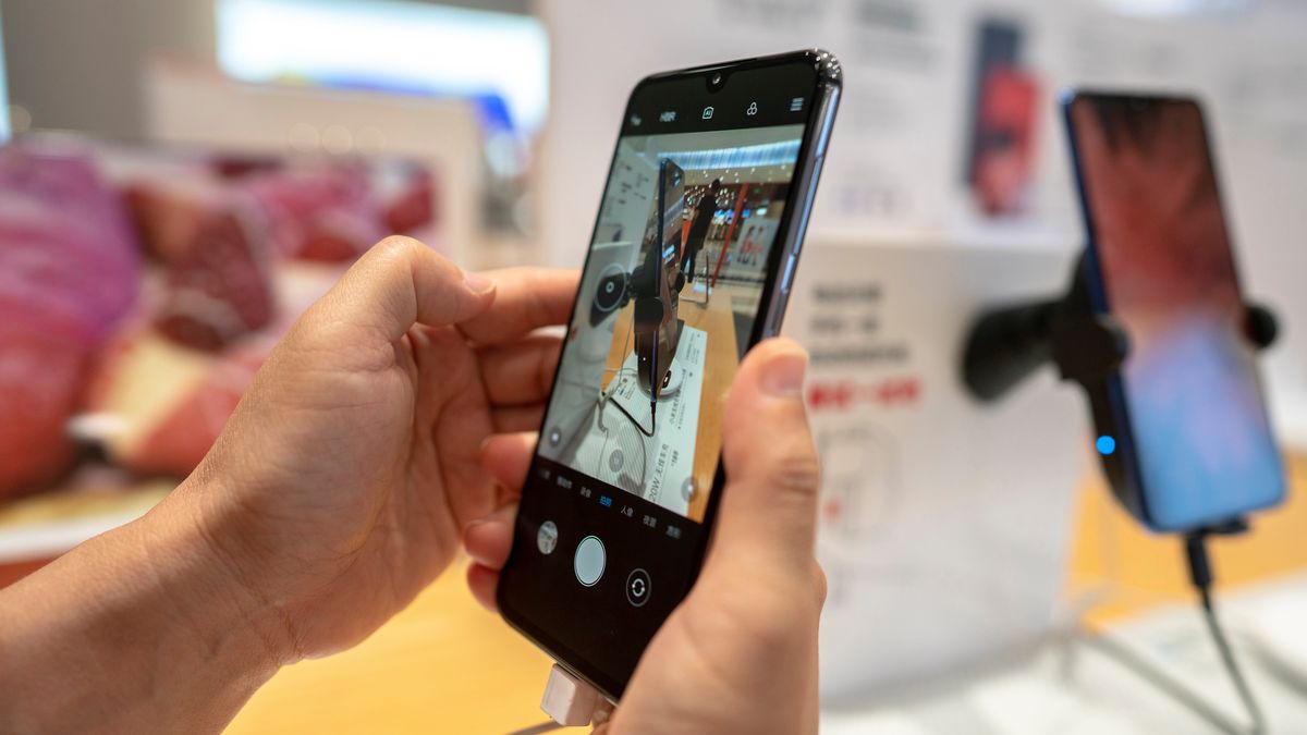 Xiaomi pracuje nad smartfonem z przednim aparatem pod ekranem (Getty Images)