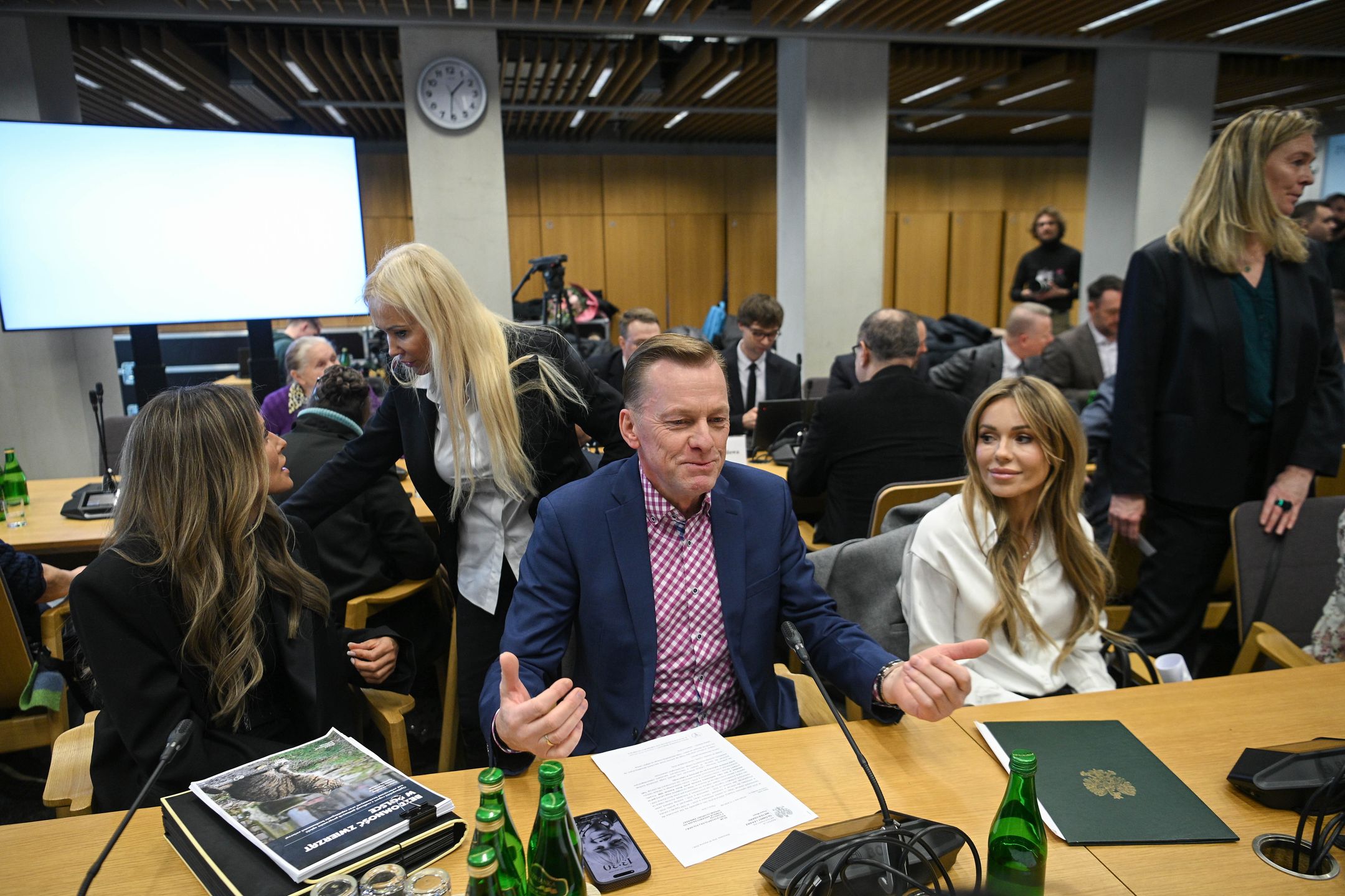 Warszawa, 30.01.2026. Piosenkarka Dorota Rabczewska Doda (2P), poseł KO Paweł Suski (C) i prezenterka telewizyjna Małgorzata Rozenek-Majdan (L) podczas posiedzenia sejmowej Komisji Nadzwyczajnej do spraw ochrony zwierząt w Sejmie w Warszawie, 30 bm. Komisja rozpatruje raport pokontrolny na temat aktualnej sytuacji w schroniskach dla zwierząt w Polsce ze szczególnym uwzględnieniem działań w Sobolewie i Bytomiu. (sko) PAP/Marcin Obara
