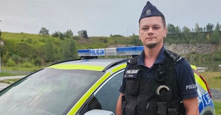 Policjant po służbie pomógł seniorce osłabionej przez upał. Kobieta nie mogła samodzielnie wstać