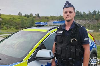 Policjant po służbie pomógł seniorce osłabionej przez upał. Kobieta nie mogła samodzielnie wstać