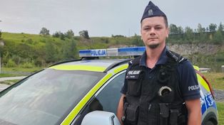 Policjant po służbie pomógł seniorce osłabionej przez upał. Kobieta nie mogła samodzielnie wstać