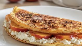 Ten śniadaniowy hit znika z talerza w kilka minut. Omlet z serka wiejskiego z nektarynkami
