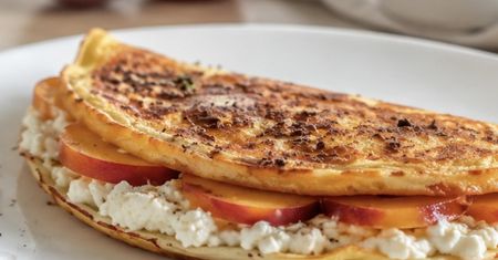 Ten śniadaniowy hit znika z talerza w kilka minut. Omlet z serka wiejskiego z nektarynkami