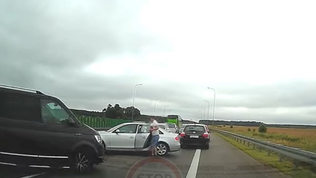 Kierowcy postanowili zawrócić na drodze ekspresowej.