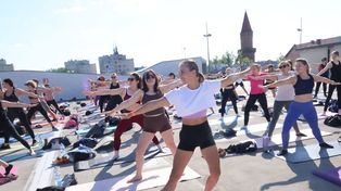 Beat&Balance opanował dach Galerii Piastów w Legnicy, ćwiczy ponad sto osób, zdjęcia