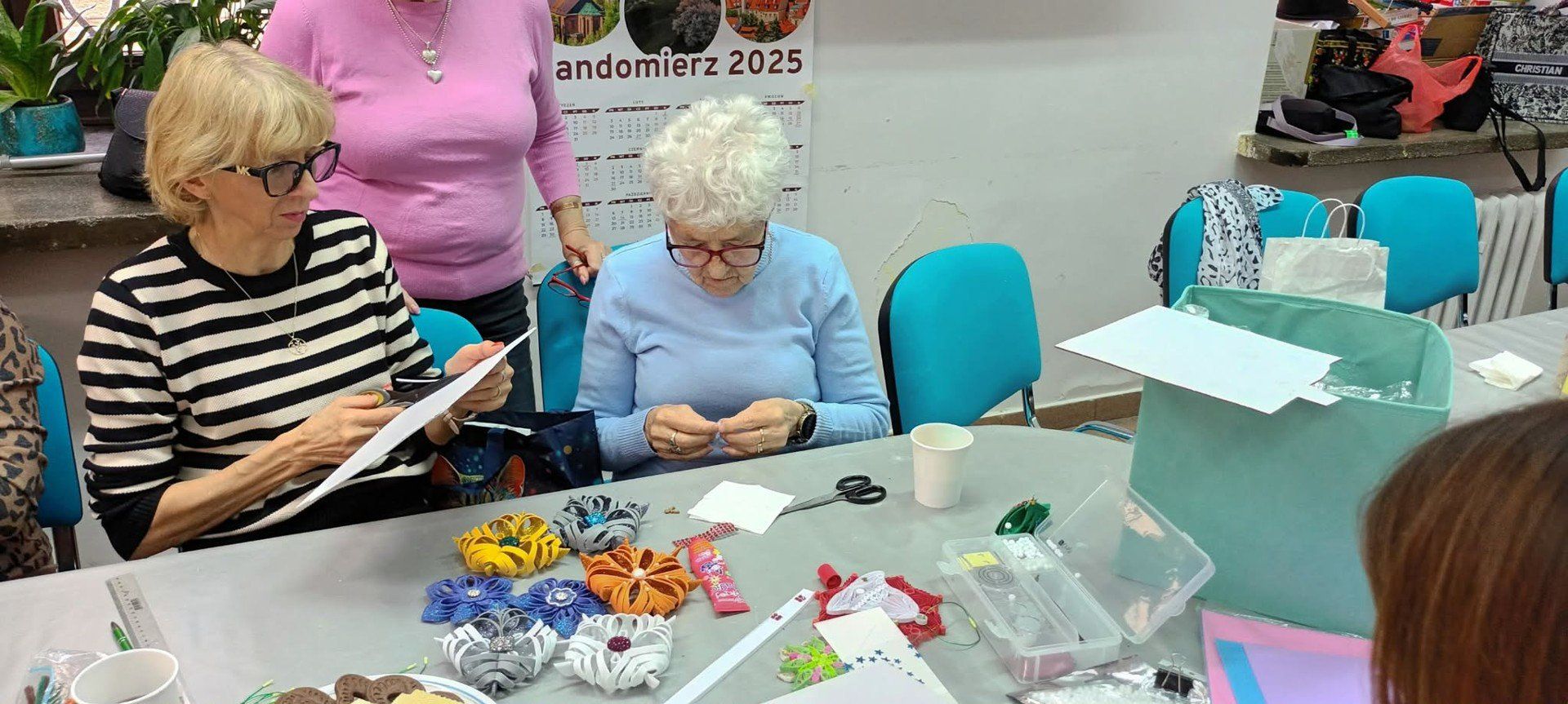 Uczestnicy zajęć sami zgromadzili materiały, które posłużyły do wykonania świątecznych pakietów.