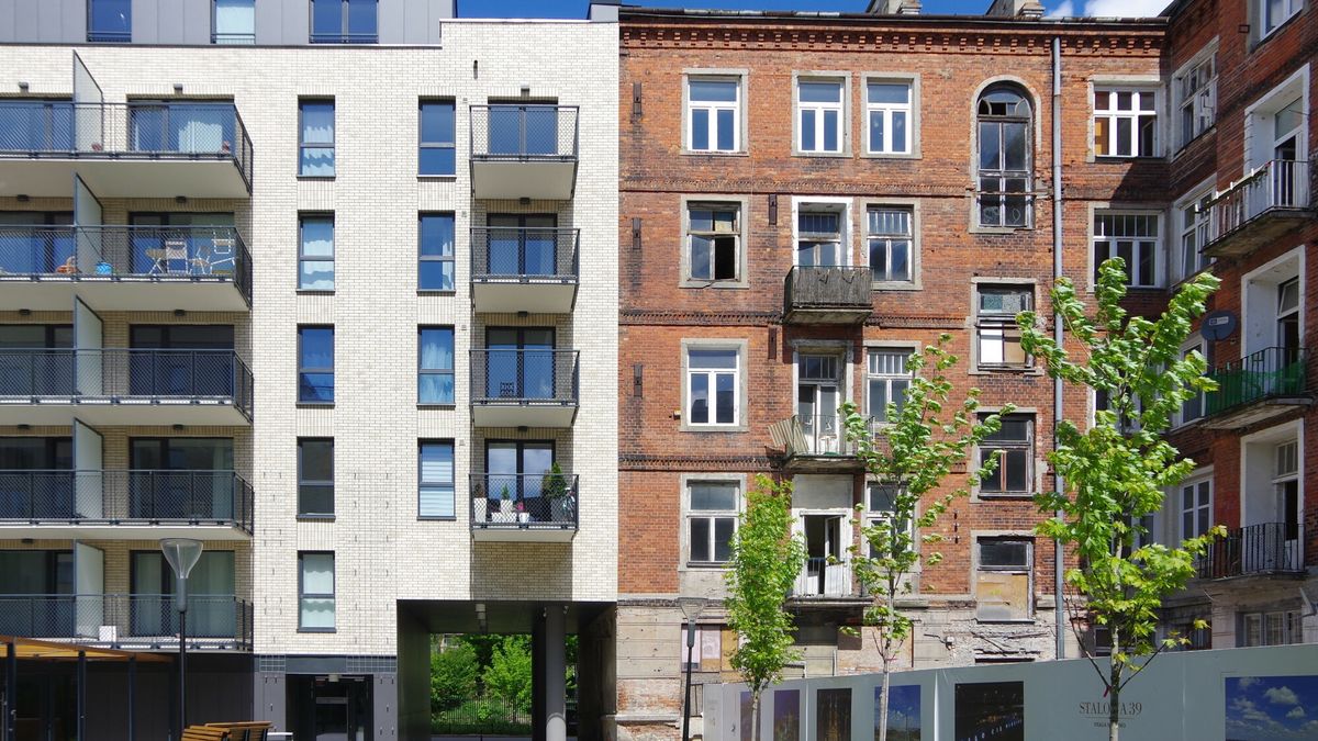 Warszawa MaBaPHOTO: ZOFIA I MAREK BAZAK / EAST NEWS   Warszawa dzielnica Praga Polnoc N/z nowoczesny kompleks budynkow mieszkalnych miedzy ulicami Stalowa i Strzelecka polaczony z zabytkowa opuszczona ceglana kamienica Wladyslawa Pachulskiego z lat 1911 - 1914.ZOFIA BAZAK