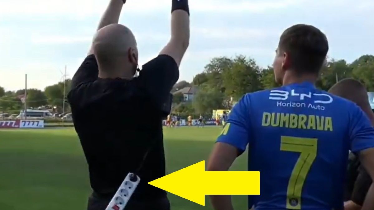 Sędzia techniczny w czasie meczu ligi mołdawskiej