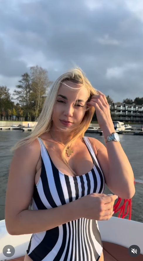 Marianna Schreiber dokazuje na łódce