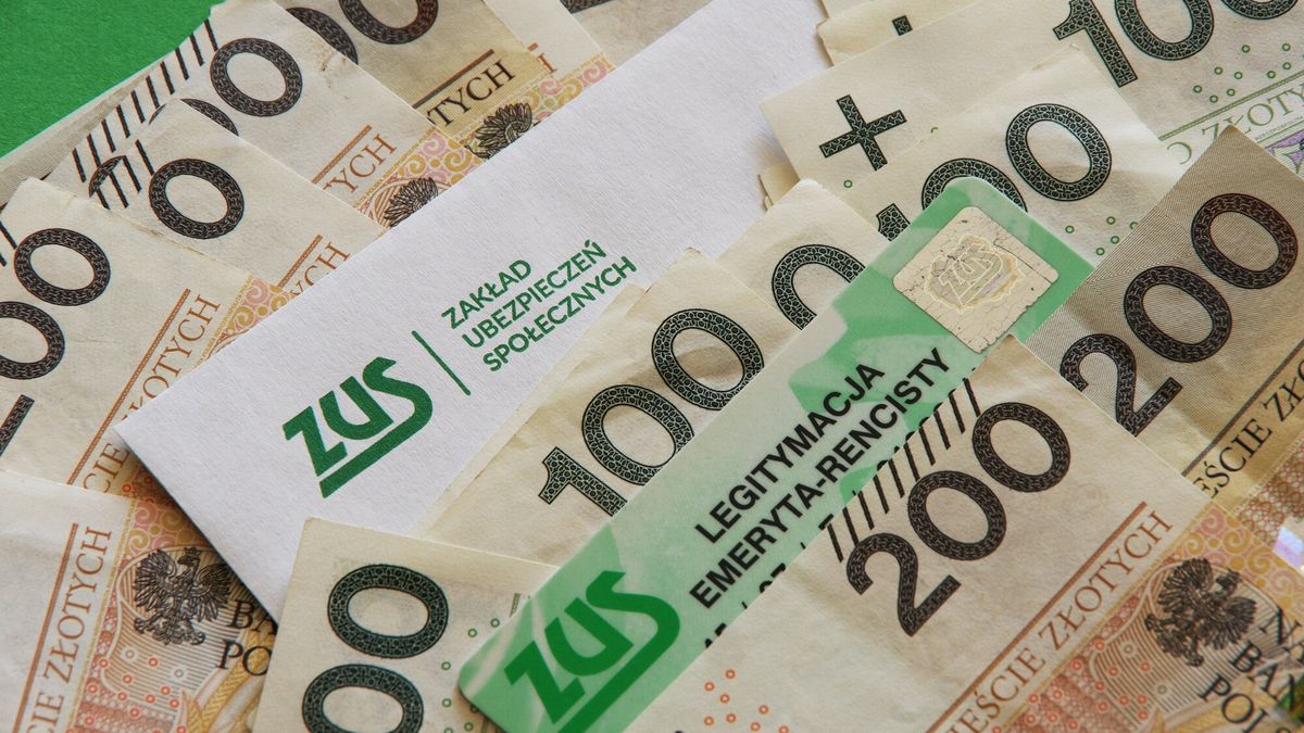 Stock Marek Bazak
Fot. Zofia i Marek Bazak/East News, N/z banknoty o nominalach 100 i 200 zl  legitymacja emeryta rencisty oraz koperta ZUS.
ZOFIA BAZAK