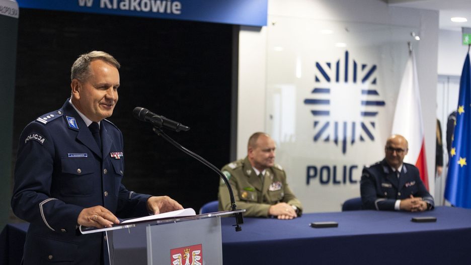 Komendant wojewódzki policji w Krakowie, inspektor Artur Bednarek, podczas piątkowej konferencji prasowej.