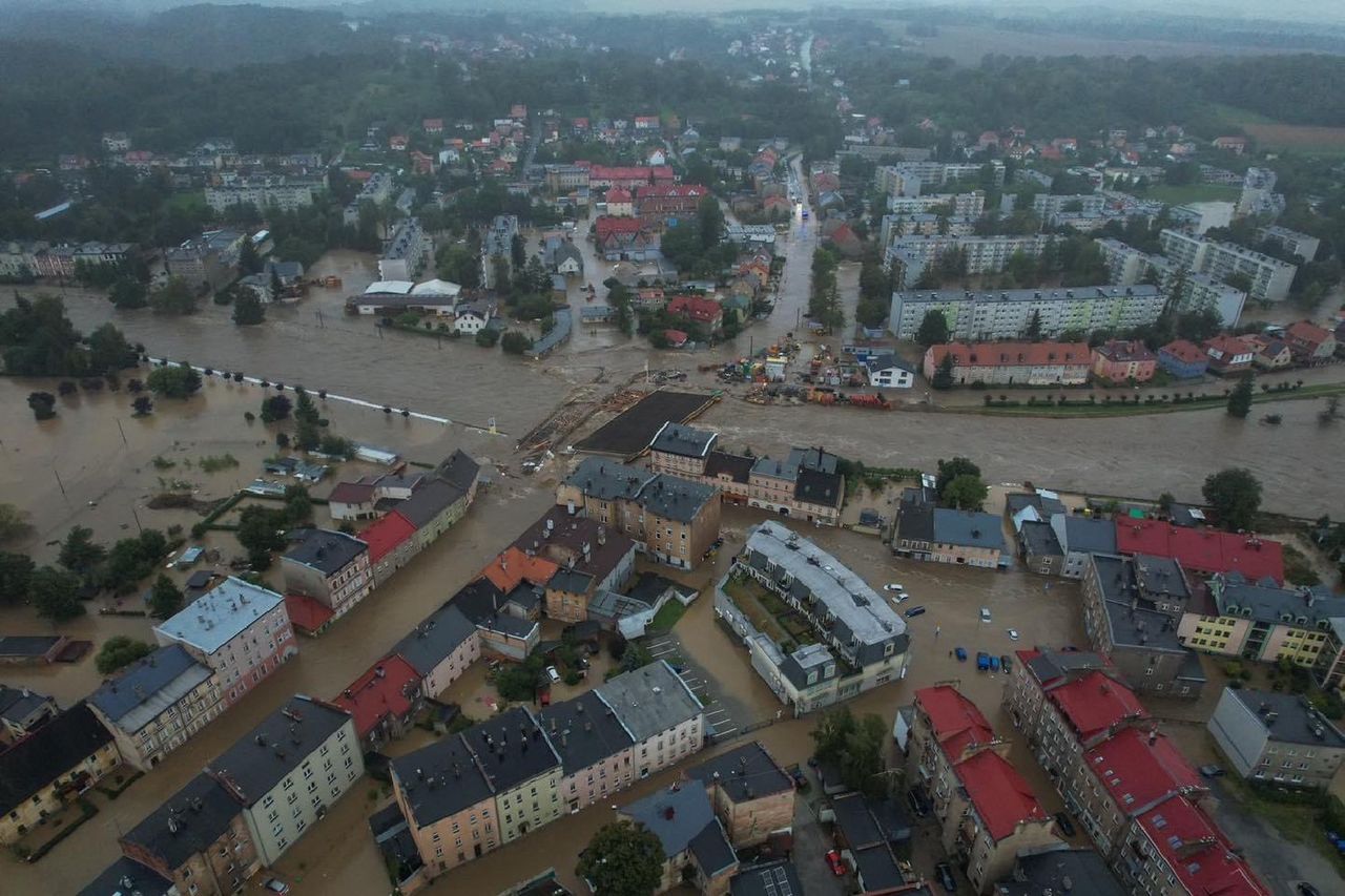 Woda przebiła wały i zalewa Głuchołazy. "Toniemy"