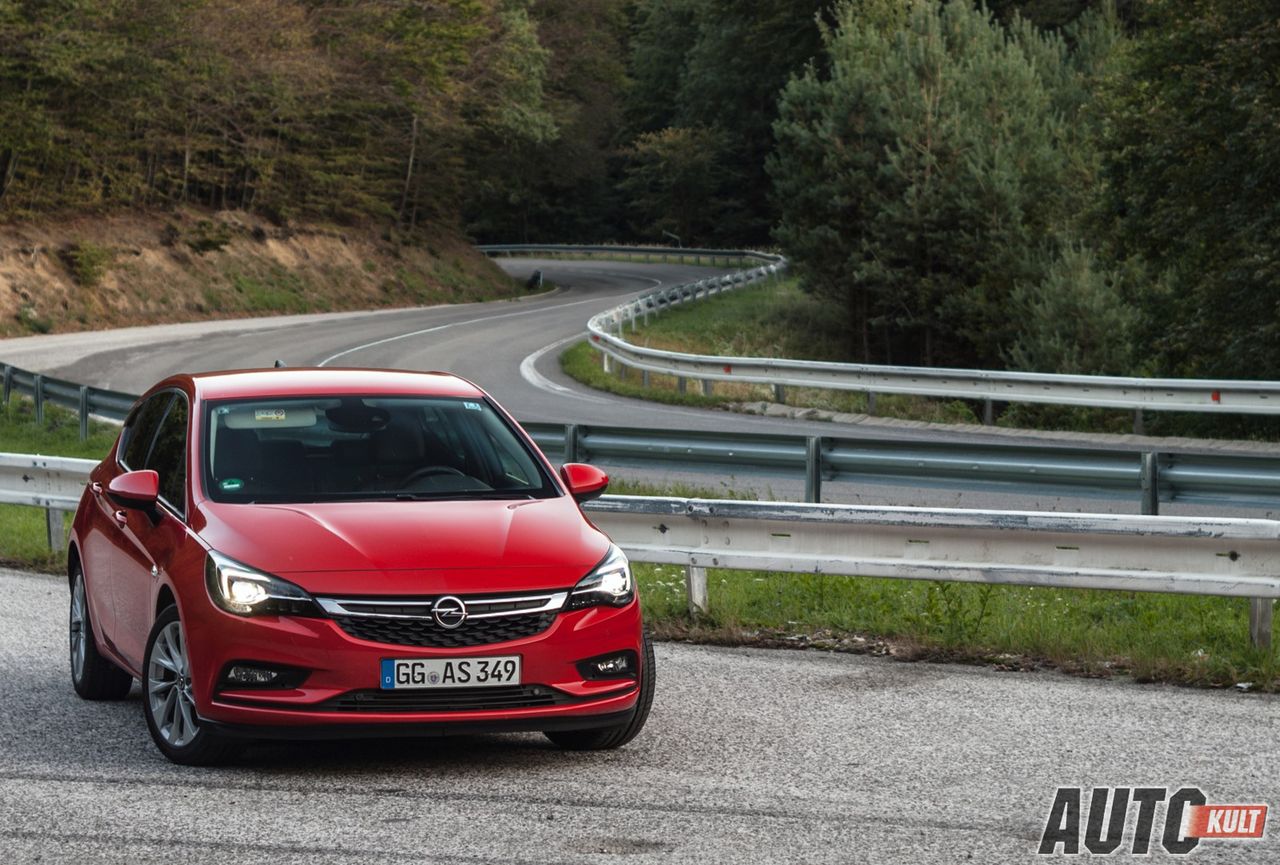 Nowy Opel Astra wygląda dużo bardziej drapieżnie niż poprzednik, wszystko za sprawą ostrych linii i jeszcze bardziej napompowanej sylwetki mimo...mniejszego nadwozia.