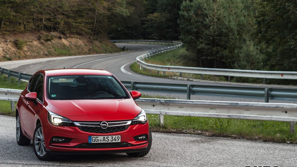 Nowy Opel Astra wygląda dużo bardziej drapieżnie niż poprzednik, wszystko za sprawą ostrych linii i jeszcze bardziej napompowanej sylwetki mimo...mniejszego nadwozia.