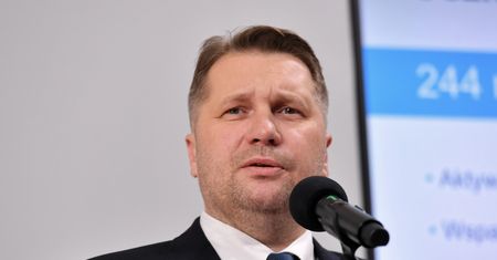 Czarnek chce uczyć, że "opłaca się mieć dzieci". Zmiany w szkołach