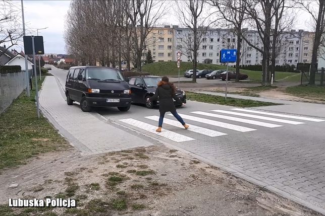 Kierowca zaparkował nie tylko w strefie zamieszkania, ale także tuż przed przejściem dla pieszych