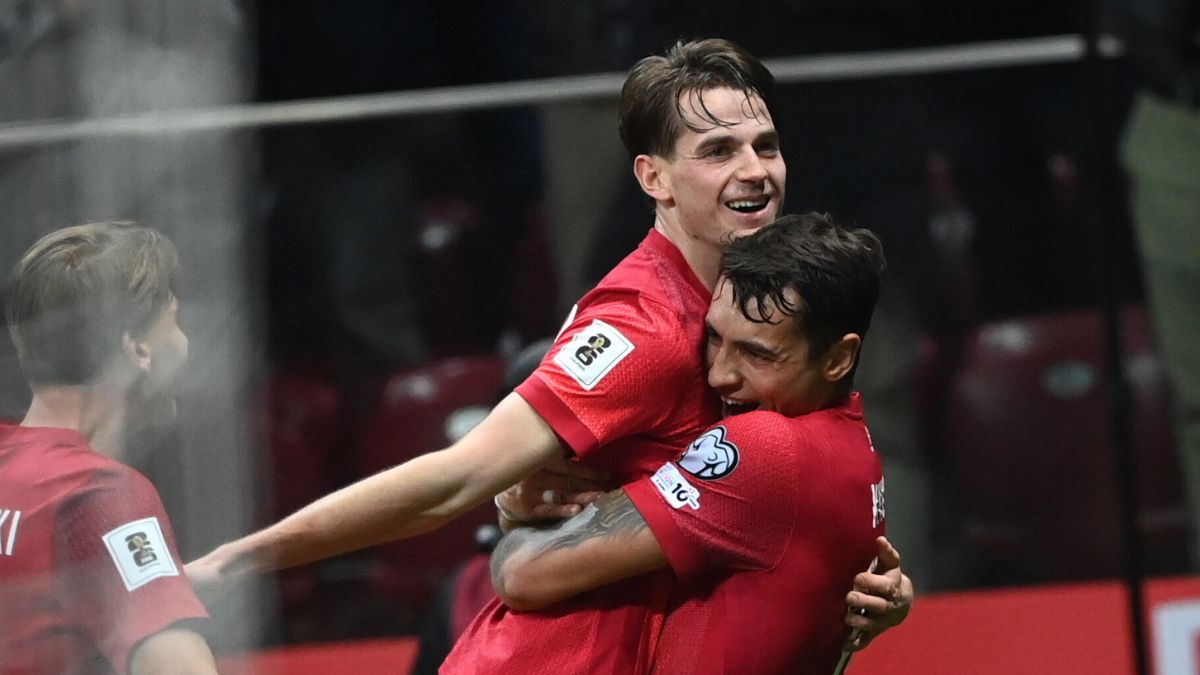 Jakub Kamiński i Jakub Kiwior po golu na 1:0 dla Polski.