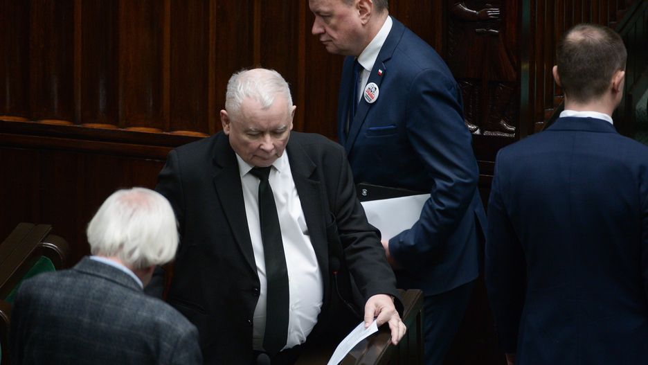 Warszawa, 18.01.2024. Prezes PiS Jarosław Kaczyński (2L) na sali obrad Sejmu w Warszawie, 18 bm. W Sejmie ma odbyć się dziś głosowanie nad rządowym projektem ustawy budżetowej na rok 2024. (jm) PAP/Marcin Obara