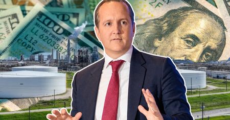 "Cena ropy spadnie o połowę". Analityk mówi, kiedy to nastąpi