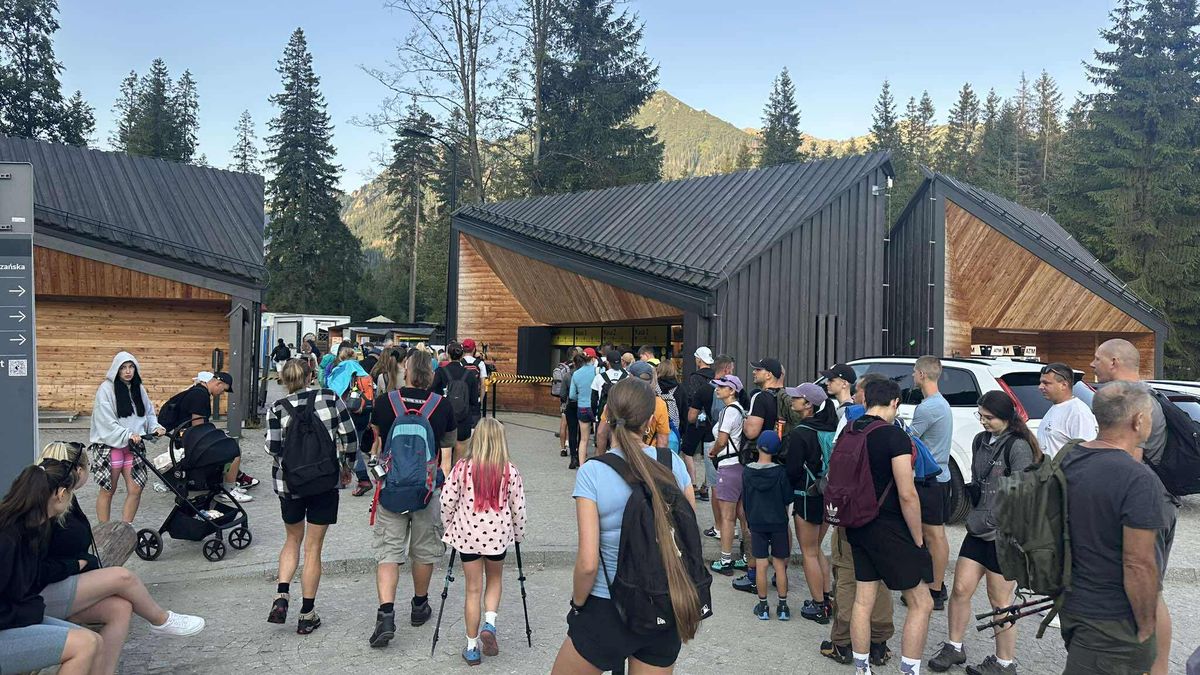 O godz. 6.20 przy wejściu na szlak nad Morskie Oko już był tłum