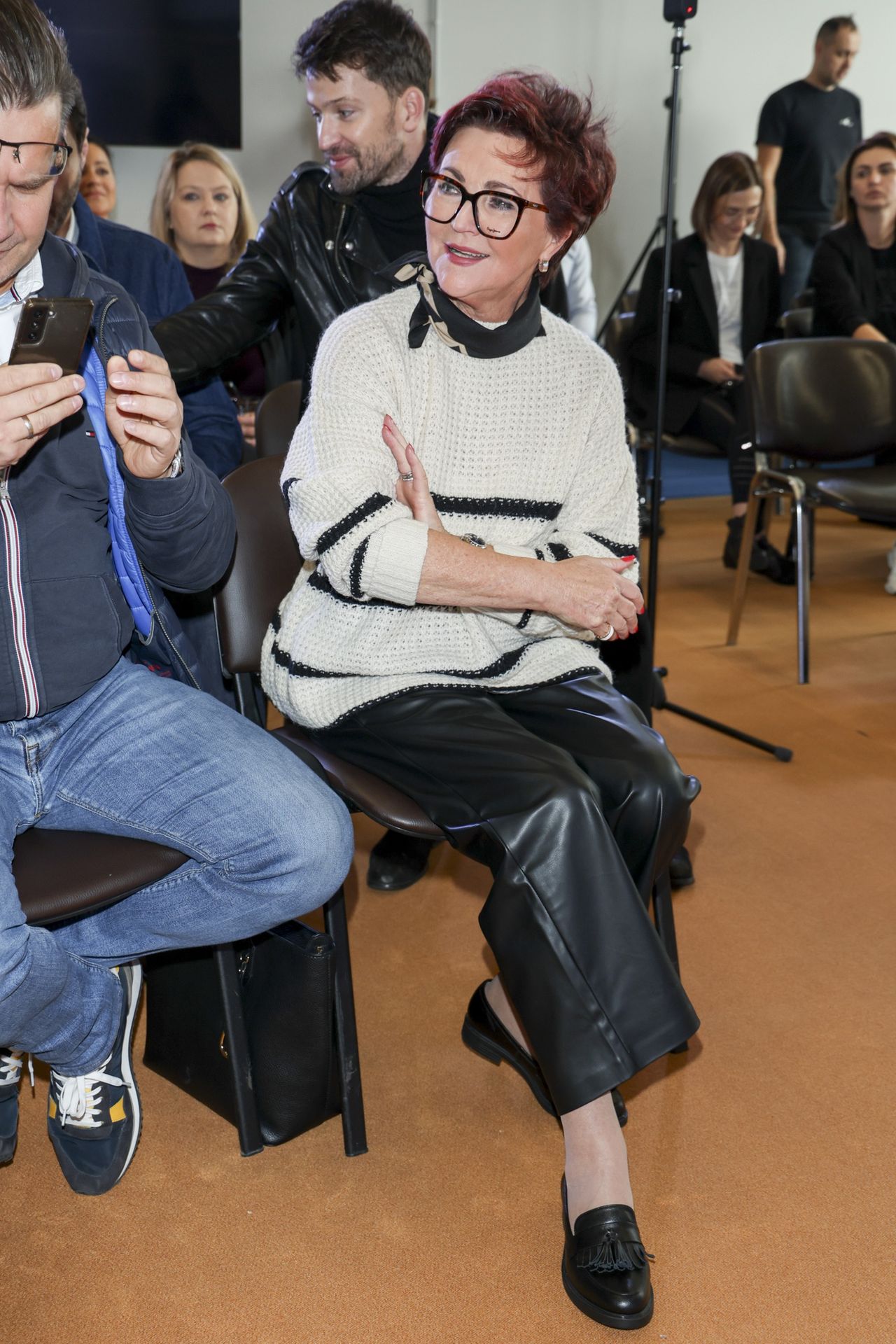 Jolanta Kwaśniewska w ciepłym swetrze w paski 