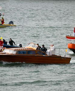 Płynął łodzią. Nagranie z papieżem w sieci