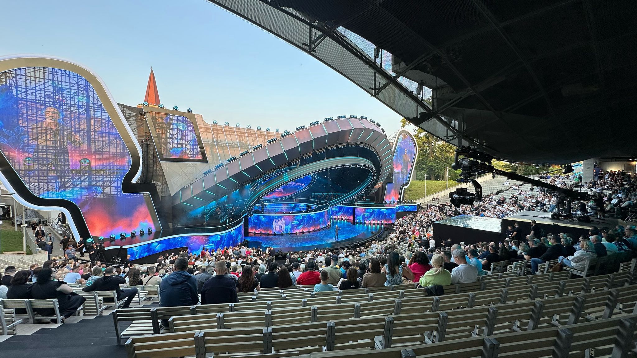 Puste ławki na festiwalu w Opolu 