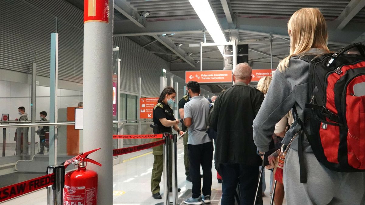 Wojtek Laski - r�?neFot. Wojtek Laski/East News Warszawa, 14.09.2021. Kontrola sanitarna, w zwiazku z pandemia Covid-19, przylatujacych pasazerow na terenie Lotniska Chopina.Wojtek Laski