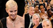 Charlize Theron chwali się OSCAROWYM SELFIE z mamą i znanymi znajomymi! (FOTO)