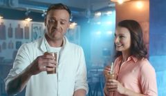 Anna Starmach i Mateusz Gessler reklamują mrożoną kawę Jacobs (wideo)