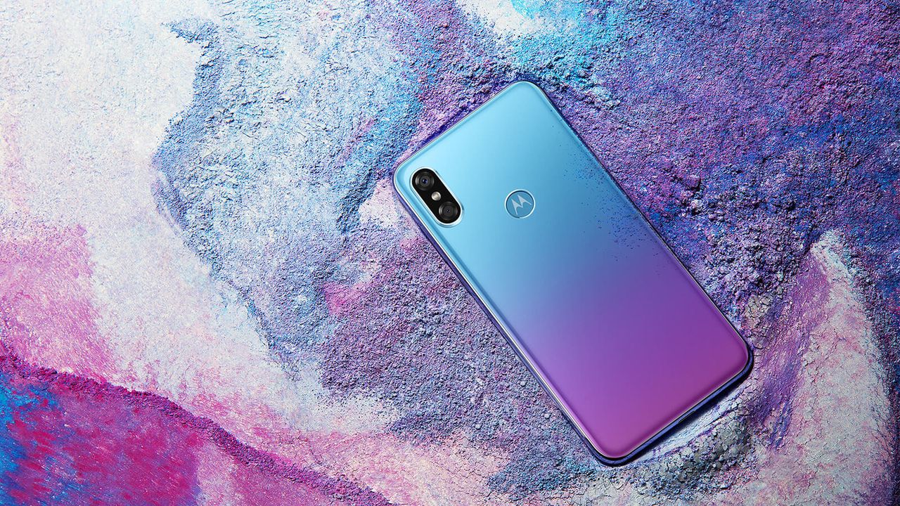 Motorola P30 oficjalnie. Motka też zapragnęła mieć własnego klona iPhone'a X [aktualizacja]