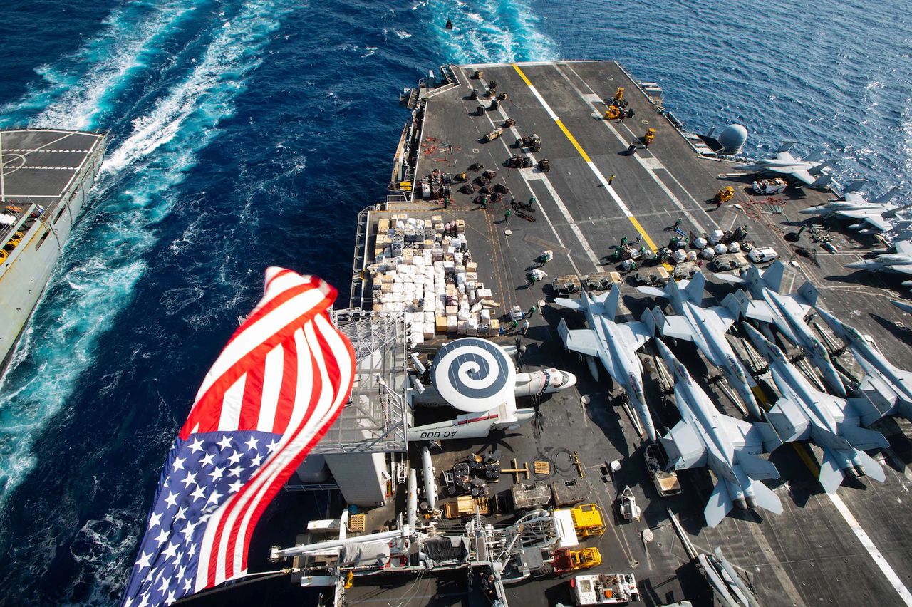 Pokład lotniskowca USS Dwight D. Eisenhower podczas uzupełniania zapasów z USNS Arctic na Morzu Arabskim dokonywanego 13 kwietnia 2021 r.
