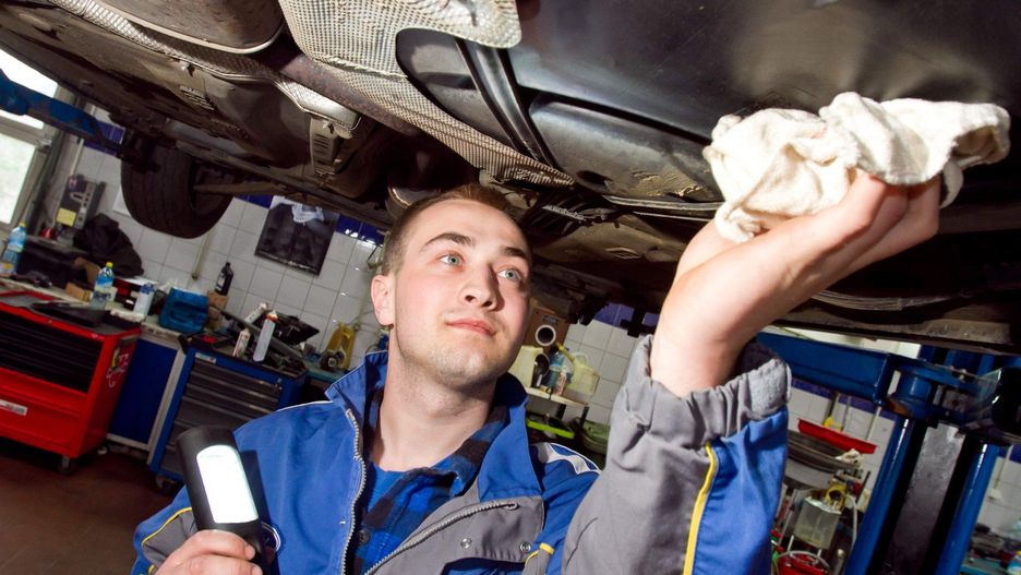 Największe skupisko osób zarabiających najniższą krajową występuje w sekcji handel i naprawa pojazdów samochodowych - aż 319 tys. osób.