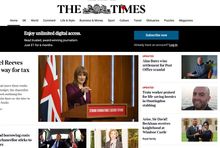 "The Times" opublikował dwa fałszywe artykuły. 